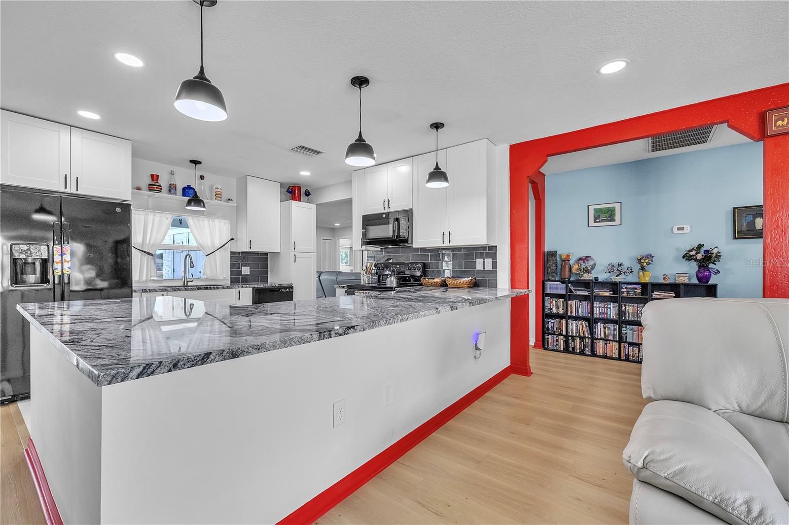 Image 13 of 64 For 973 Dobell Terrace Nw