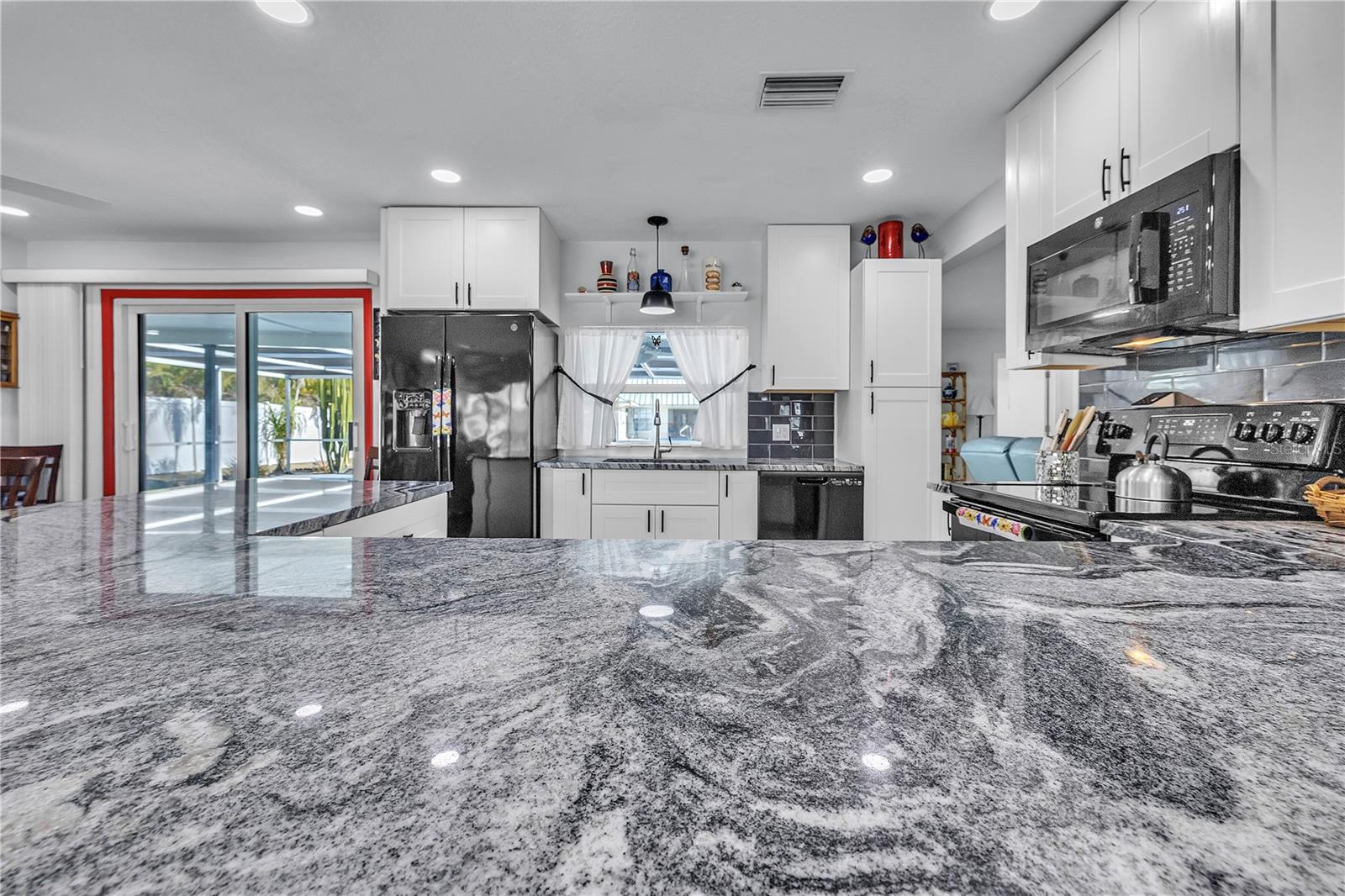 Image 14 of 64 For 973 Dobell Terrace Nw