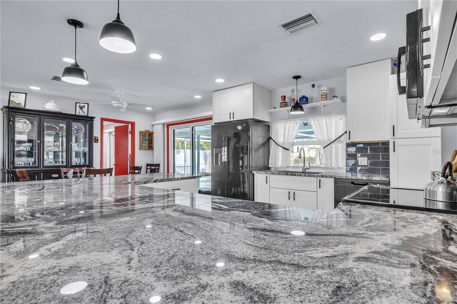 Image 15 of 64 For 973 Dobell Terrace Nw