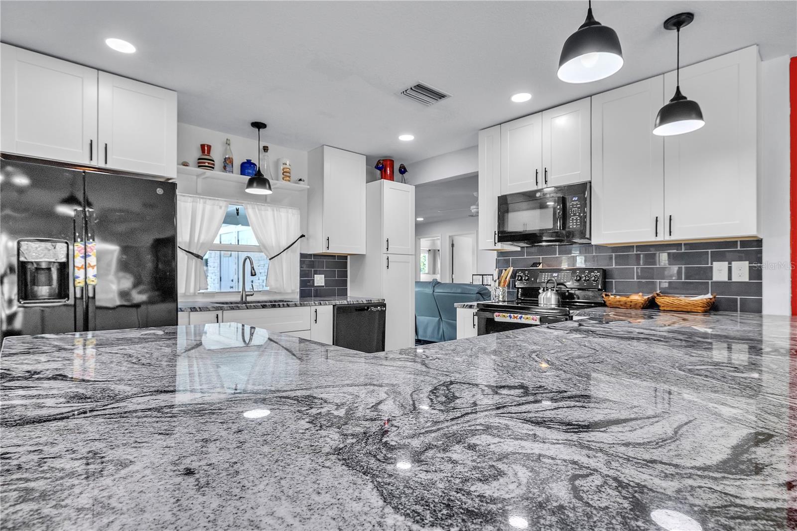 Image 16 of 64 For 973 Dobell Terrace Nw