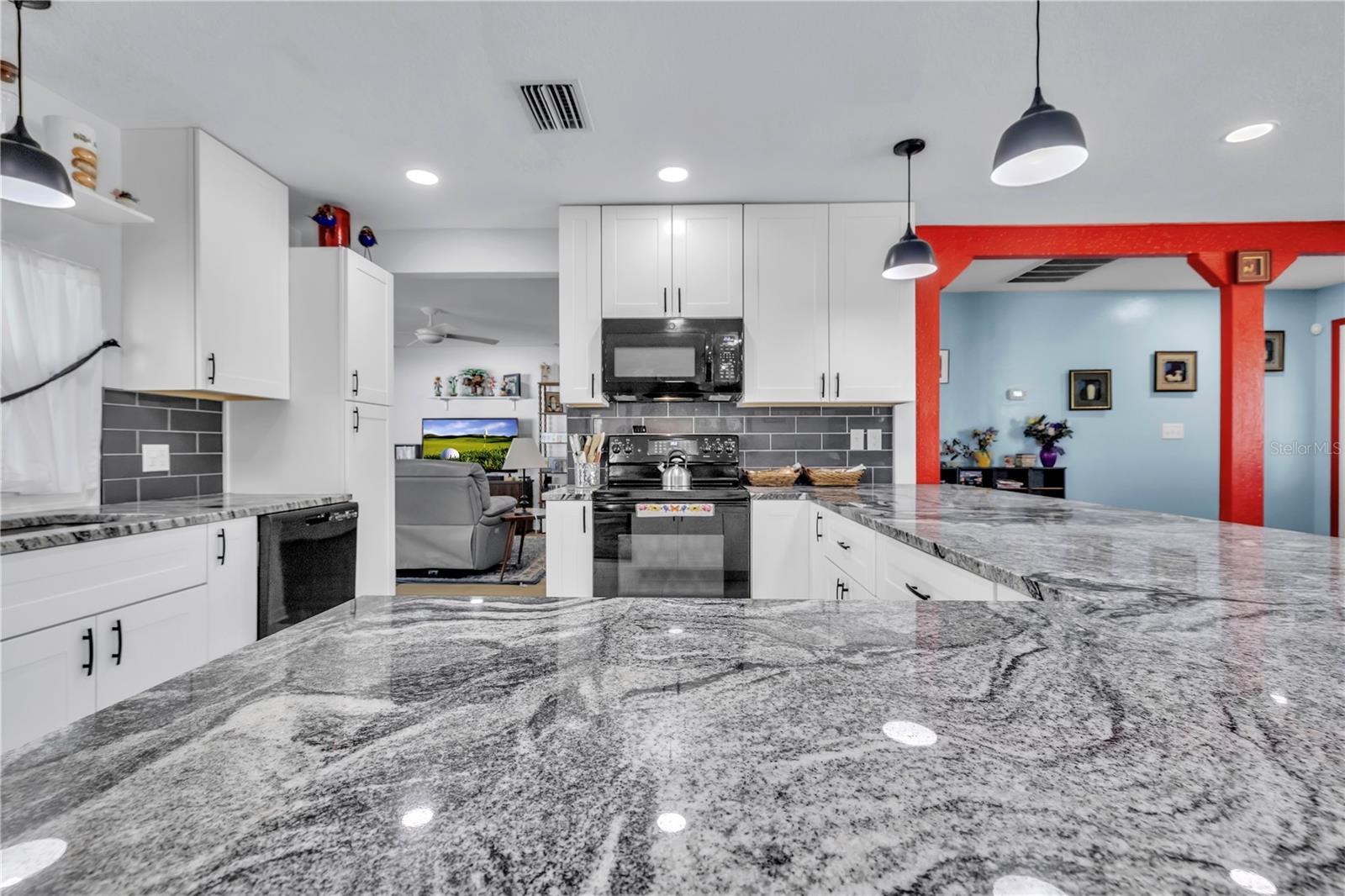 Image 18 of 64 For 973 Dobell Terrace Nw