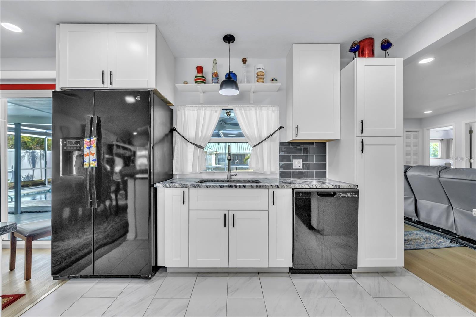 Image 19 of 64 For 973 Dobell Terrace Nw