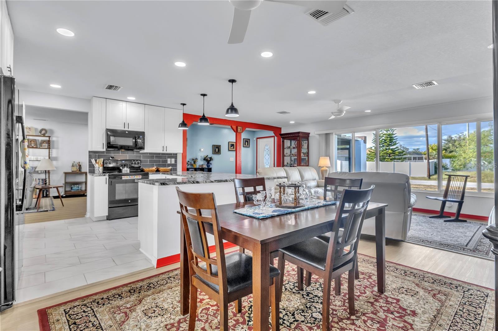 Image 23 of 64 For 973 Dobell Terrace Nw