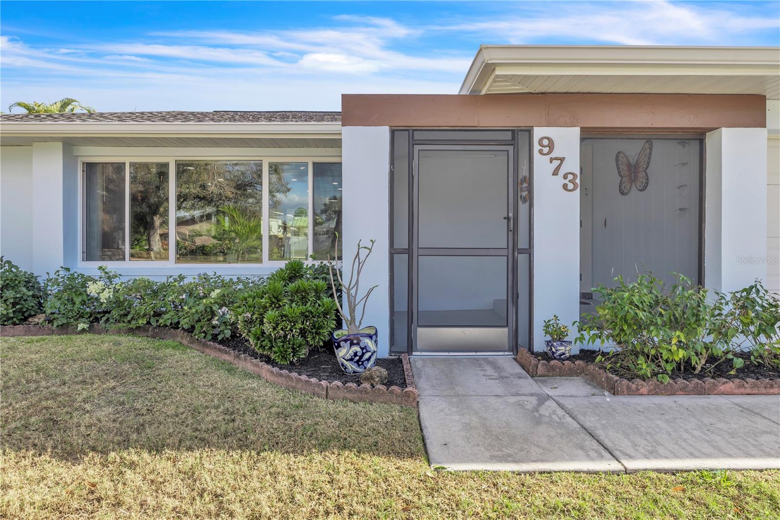 Image 4 of 64 For 973 Dobell Terrace Nw