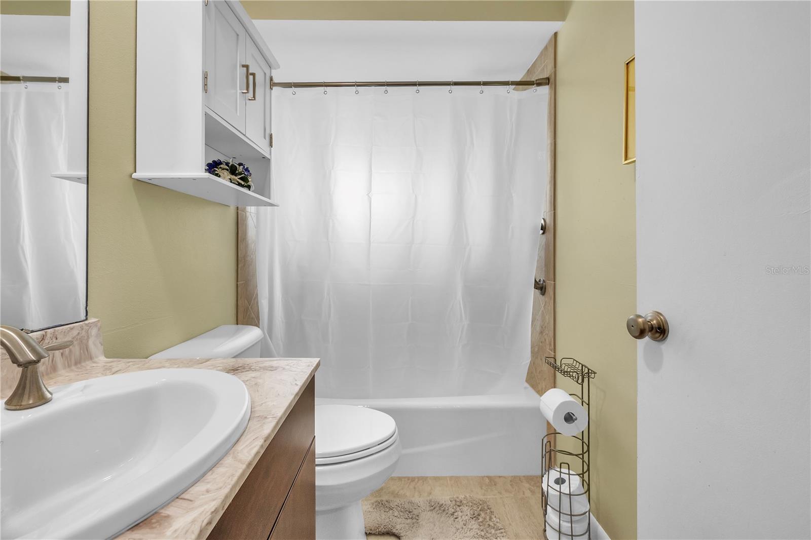 Image 44 of 64 For 973 Dobell Terrace Nw