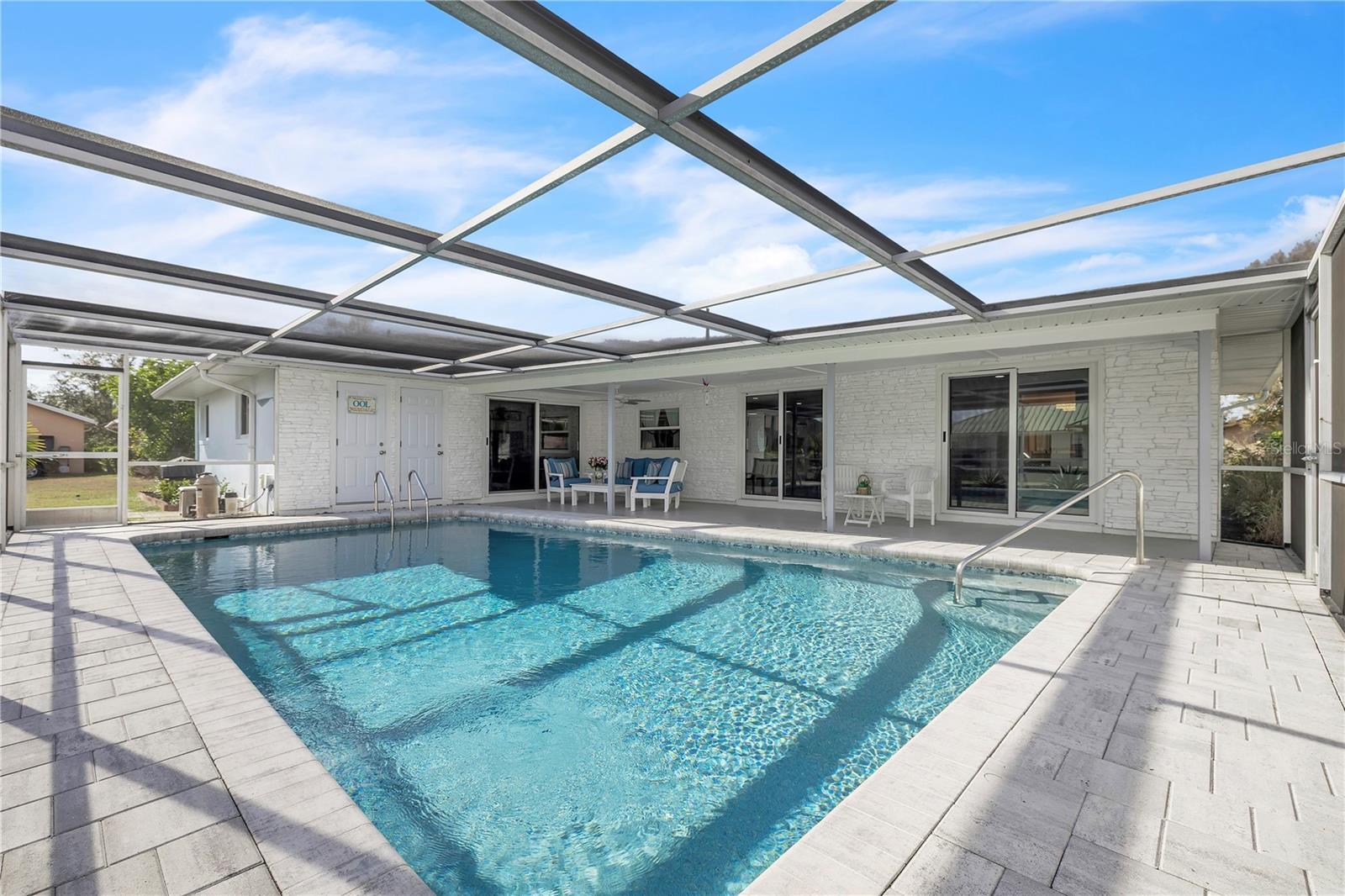 Image 51 of 64 For 973 Dobell Terrace Nw