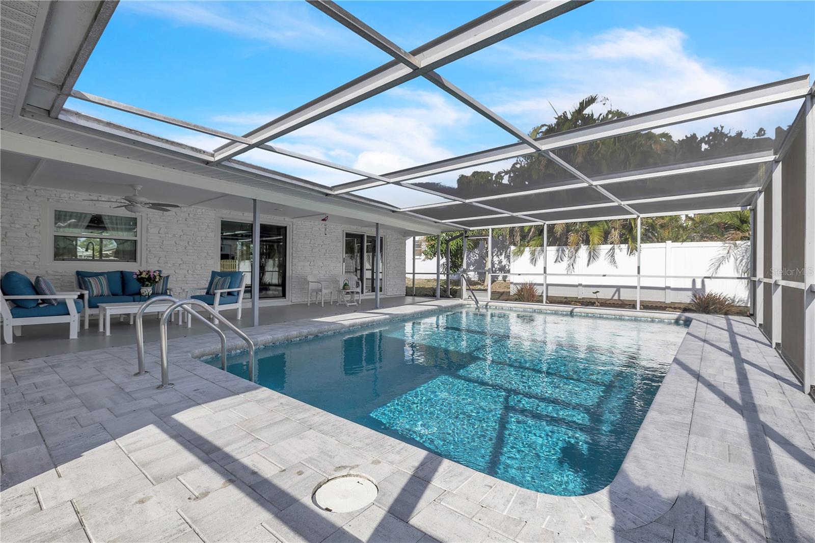 Image 52 of 64 For 973 Dobell Terrace Nw