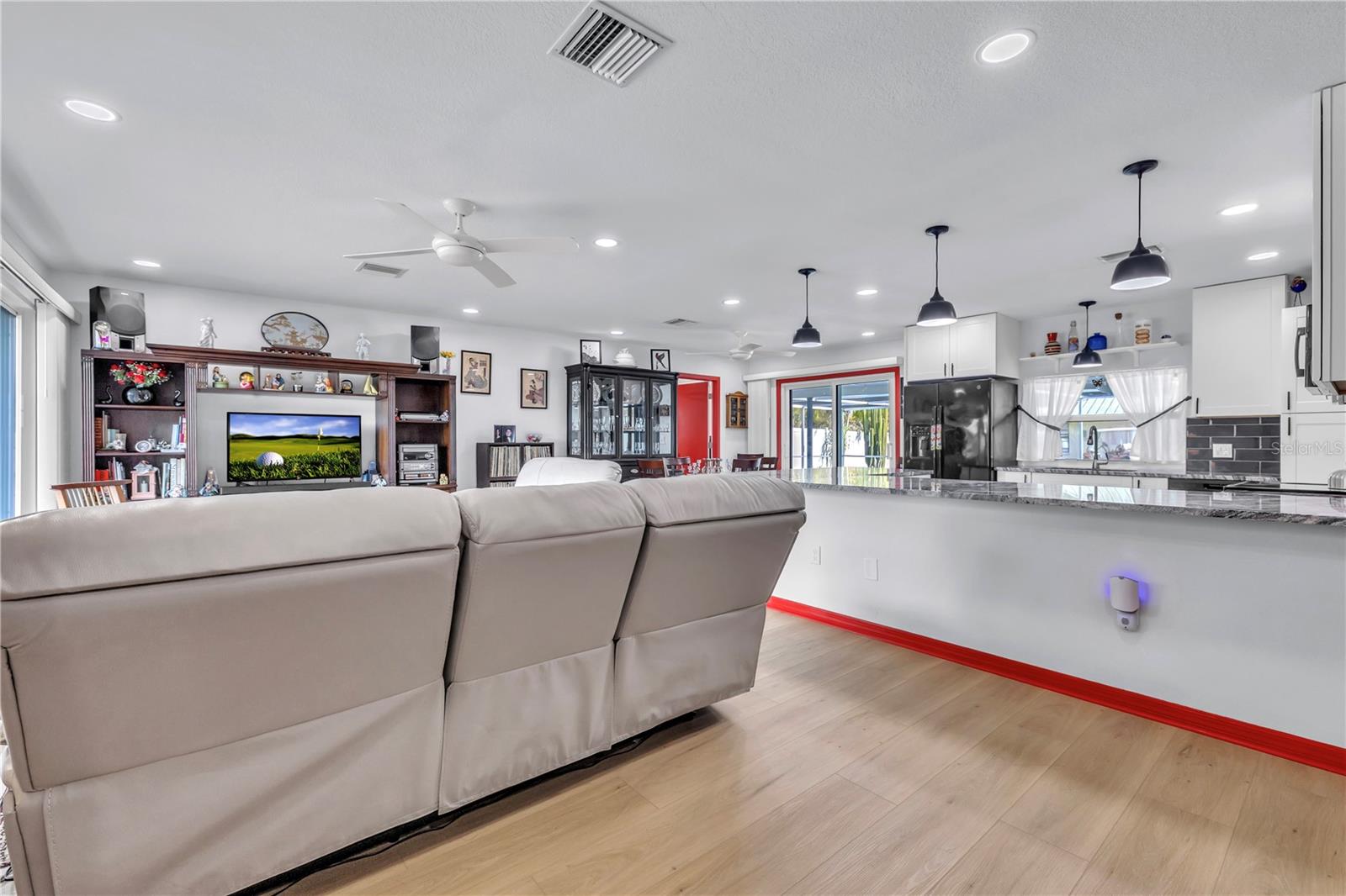 Image 8 of 64 For 973 Dobell Terrace Nw