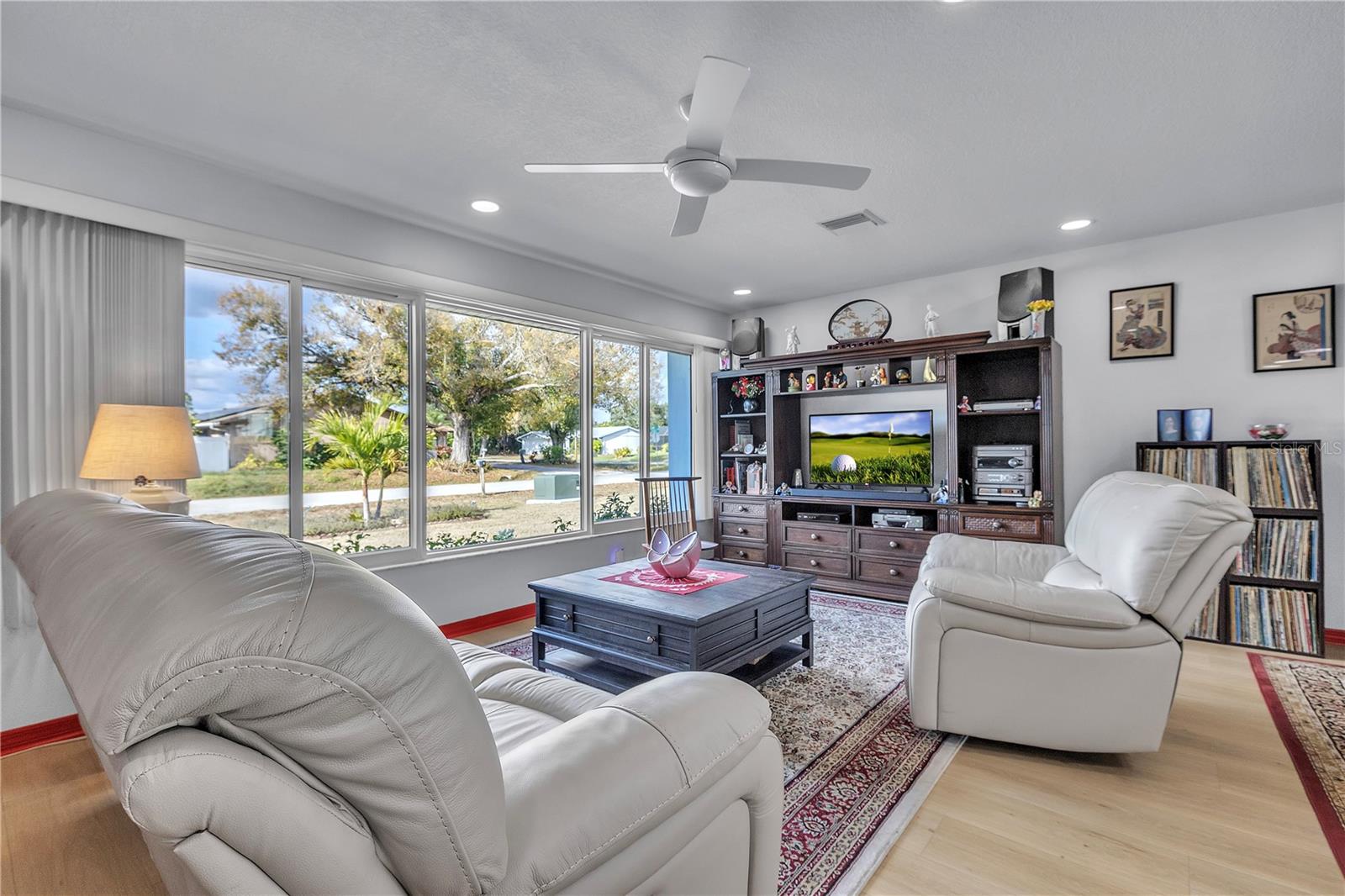 Image 9 of 64 For 973 Dobell Terrace Nw