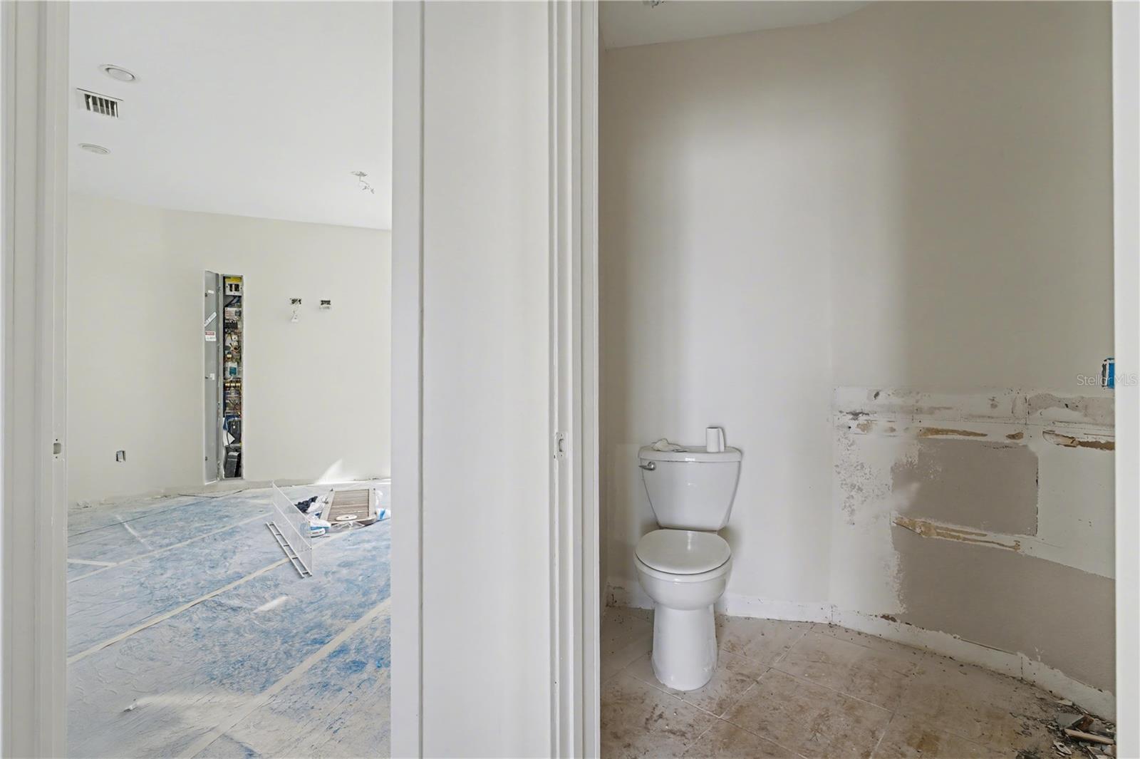 Image 17 of 50 For 321 Bayridge Place