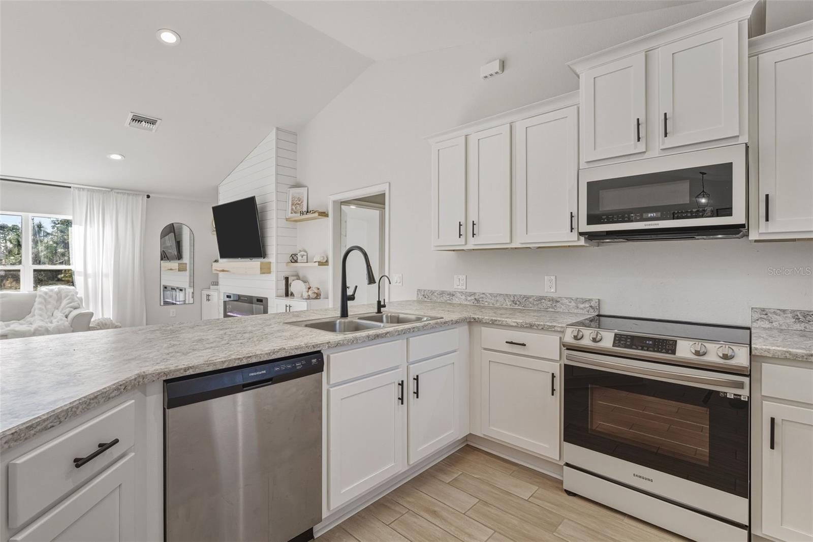 Image 11 of 40 For 1201 Lotus Street