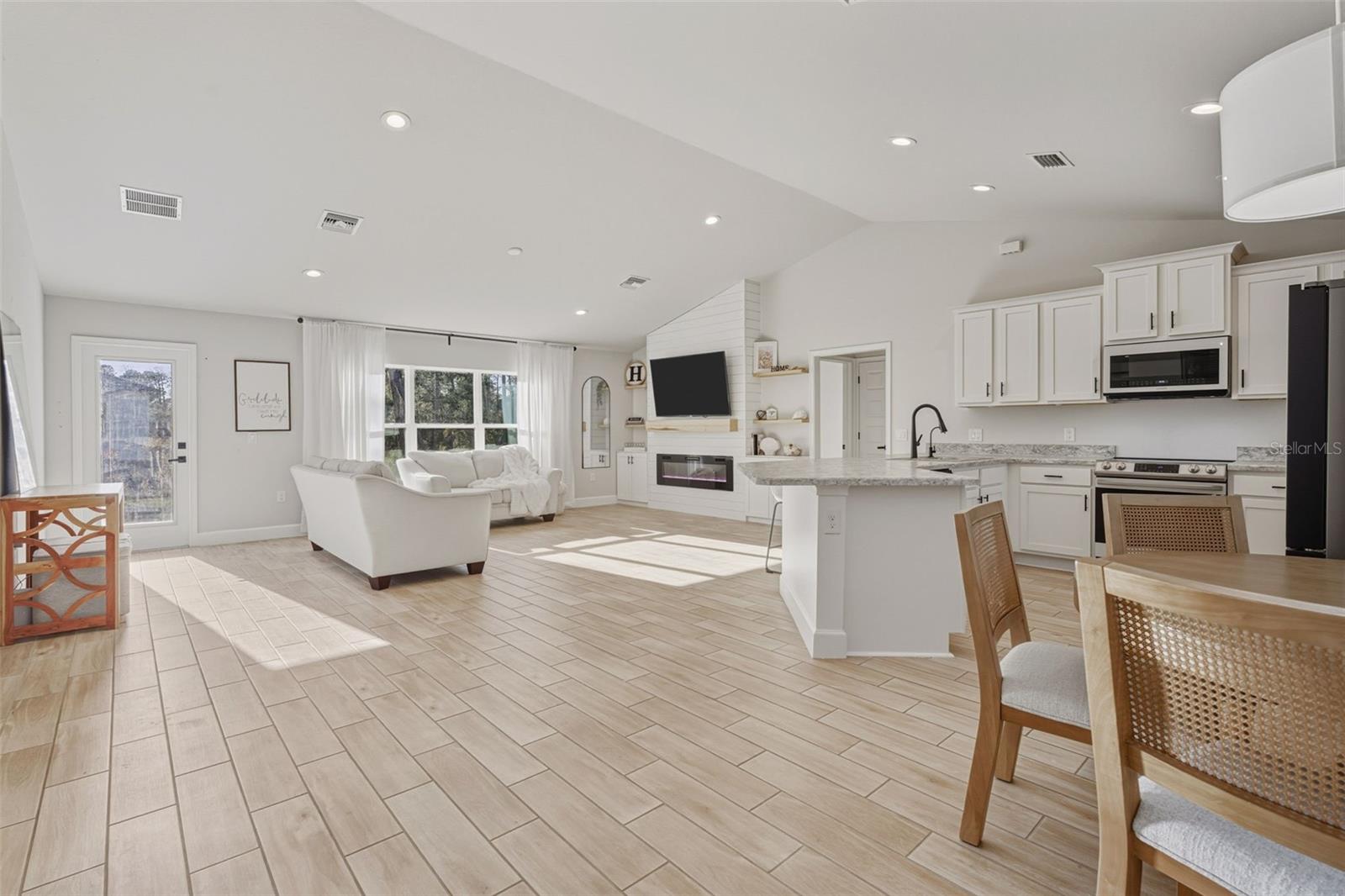 Image 6 of 40 For 1201 Lotus Street