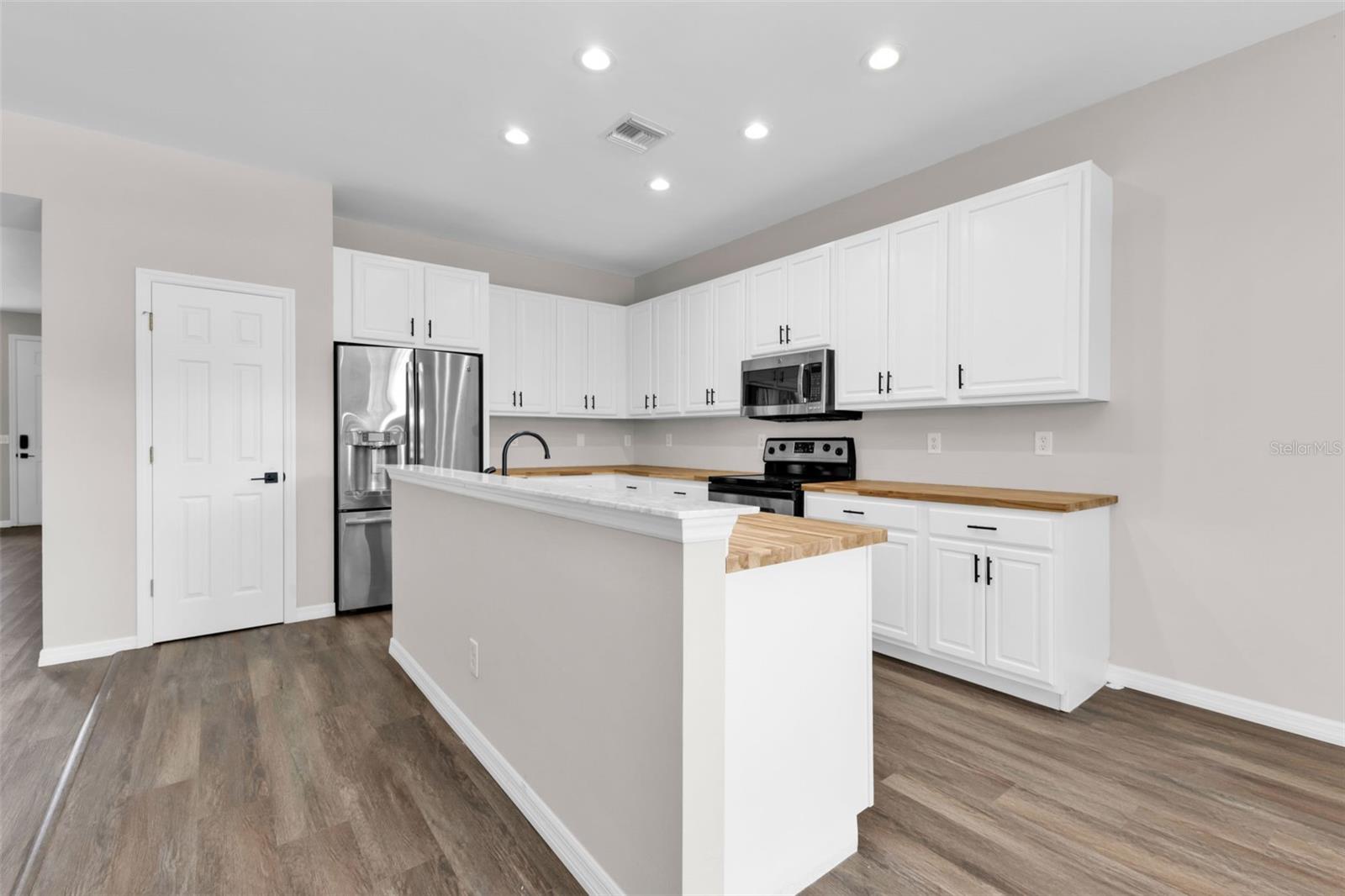 Image 18 of 42 For 12711 Pembroke Circle S