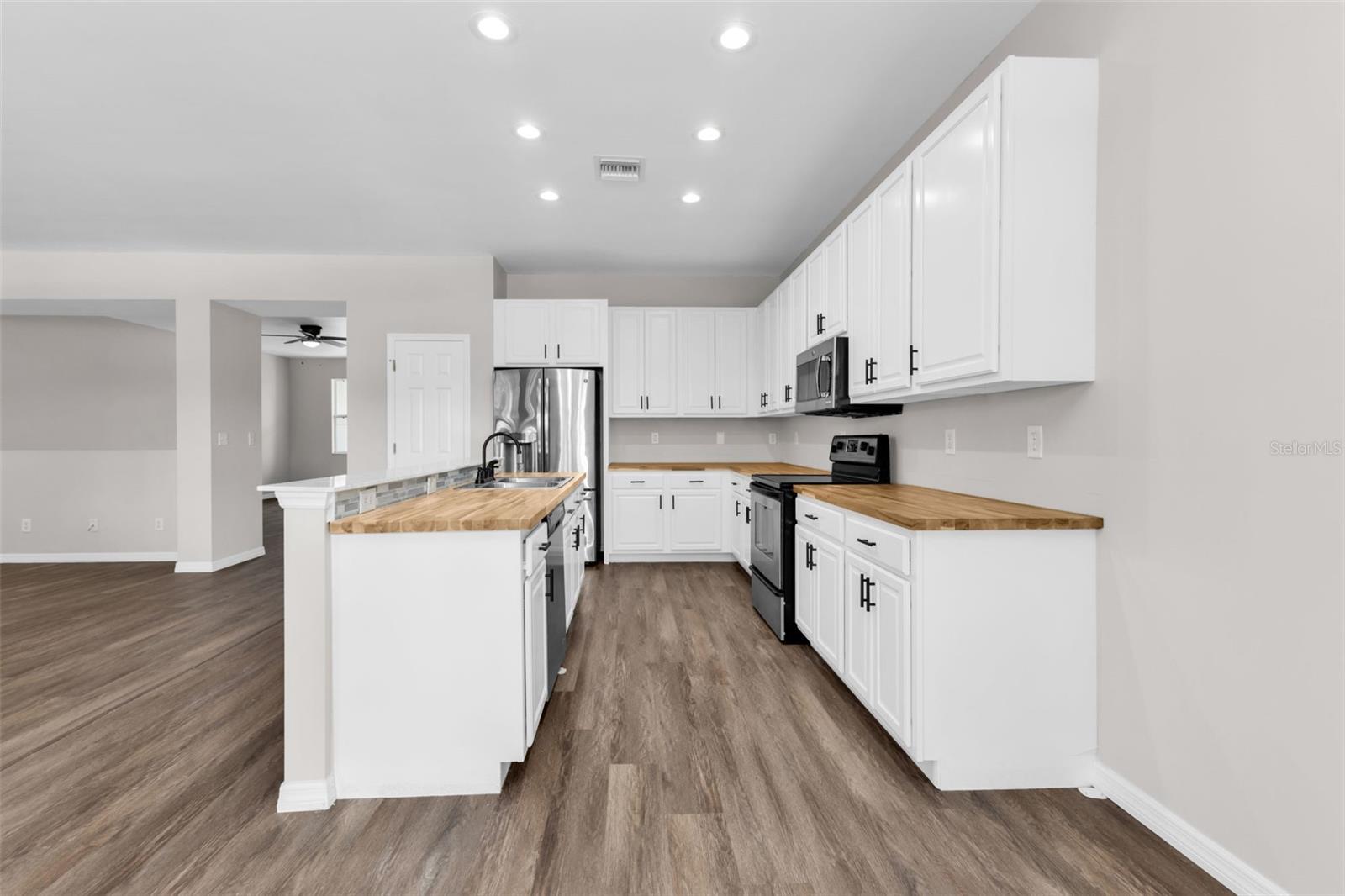 Image 19 of 42 For 12711 Pembroke Circle S