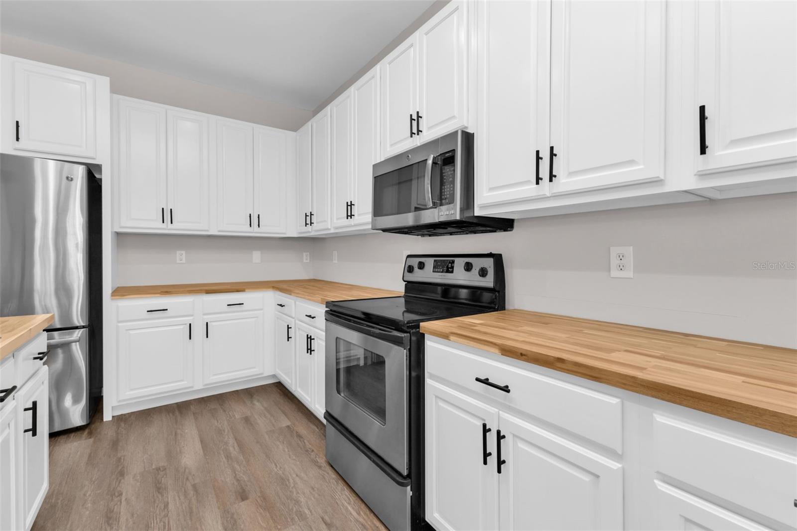 Image 20 of 42 For 12711 Pembroke Circle S