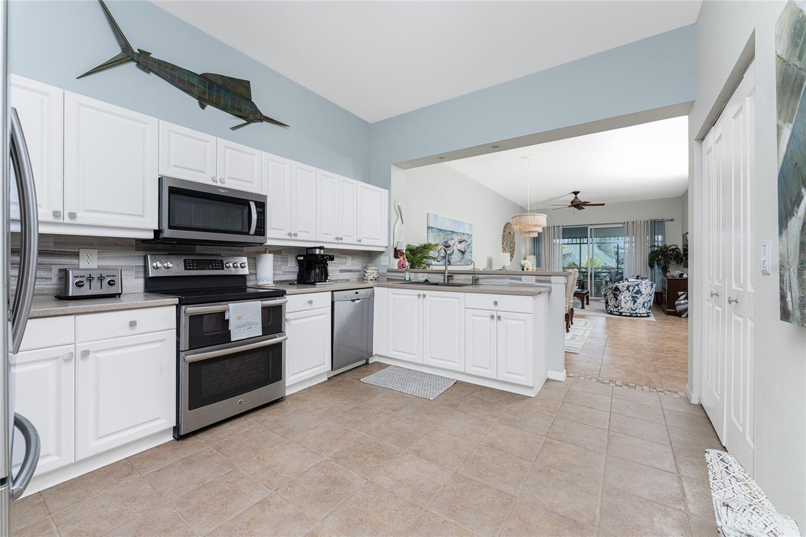 Image 4 of 37 For 5117 Melbourne Street B304