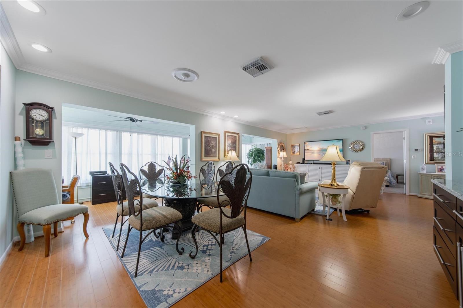 Image 7 of 39 For 5020 Brittany Drive S 324