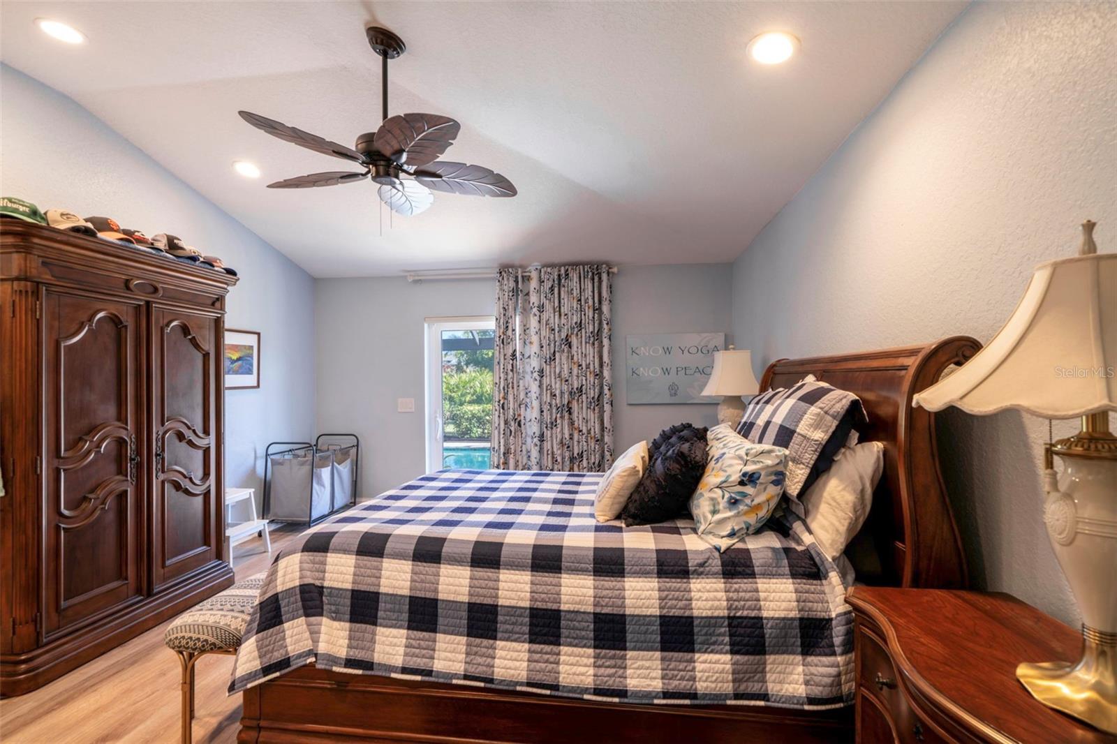 Image 17 of 50 For 4115 Cape Cole Boulevard