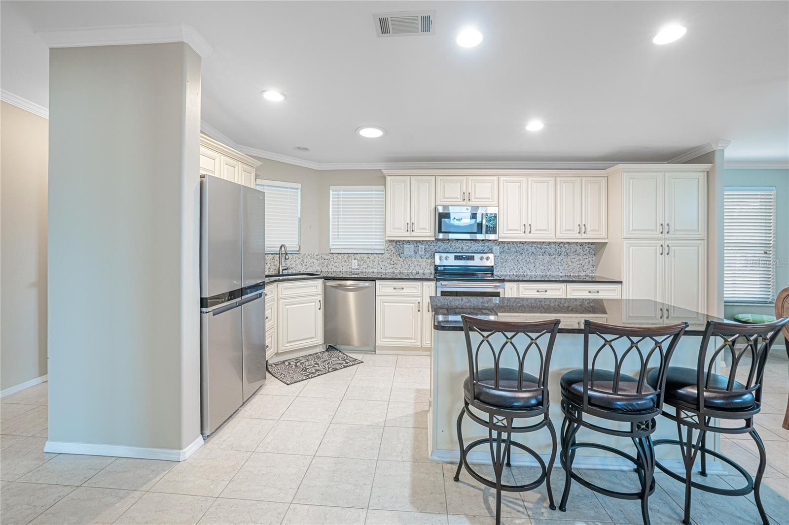 Image 4 of 41 For 14 Freeman Avenue