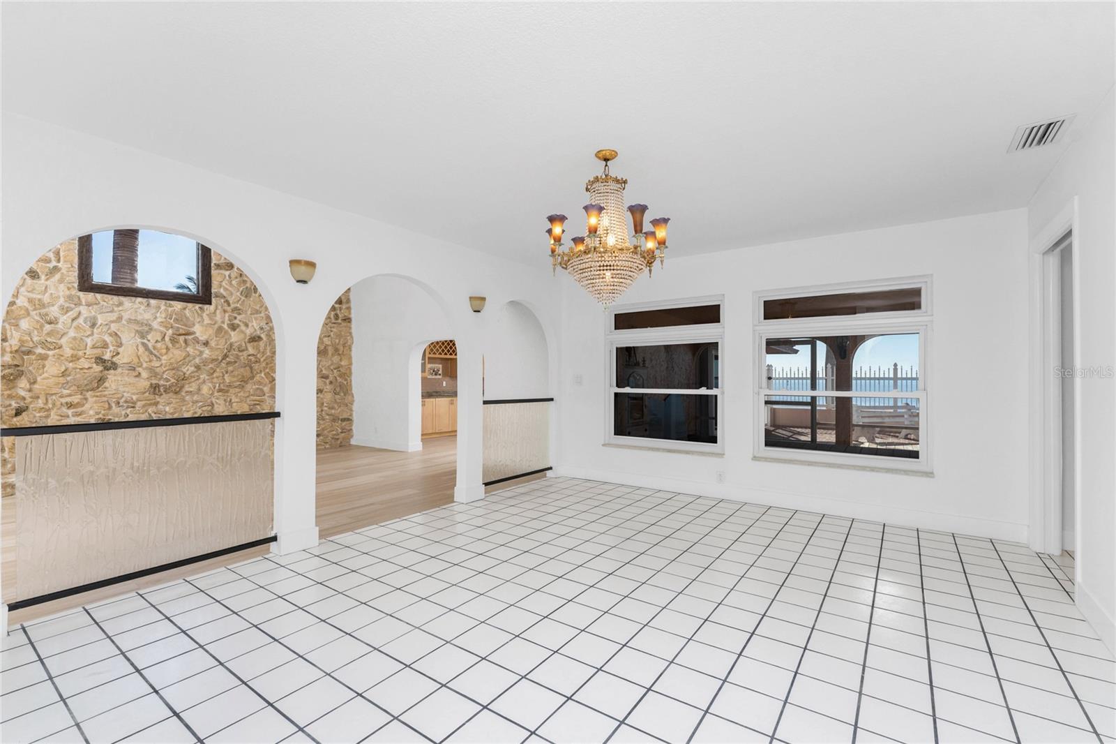 Image 20 of 92 For 341 Severin Road Se