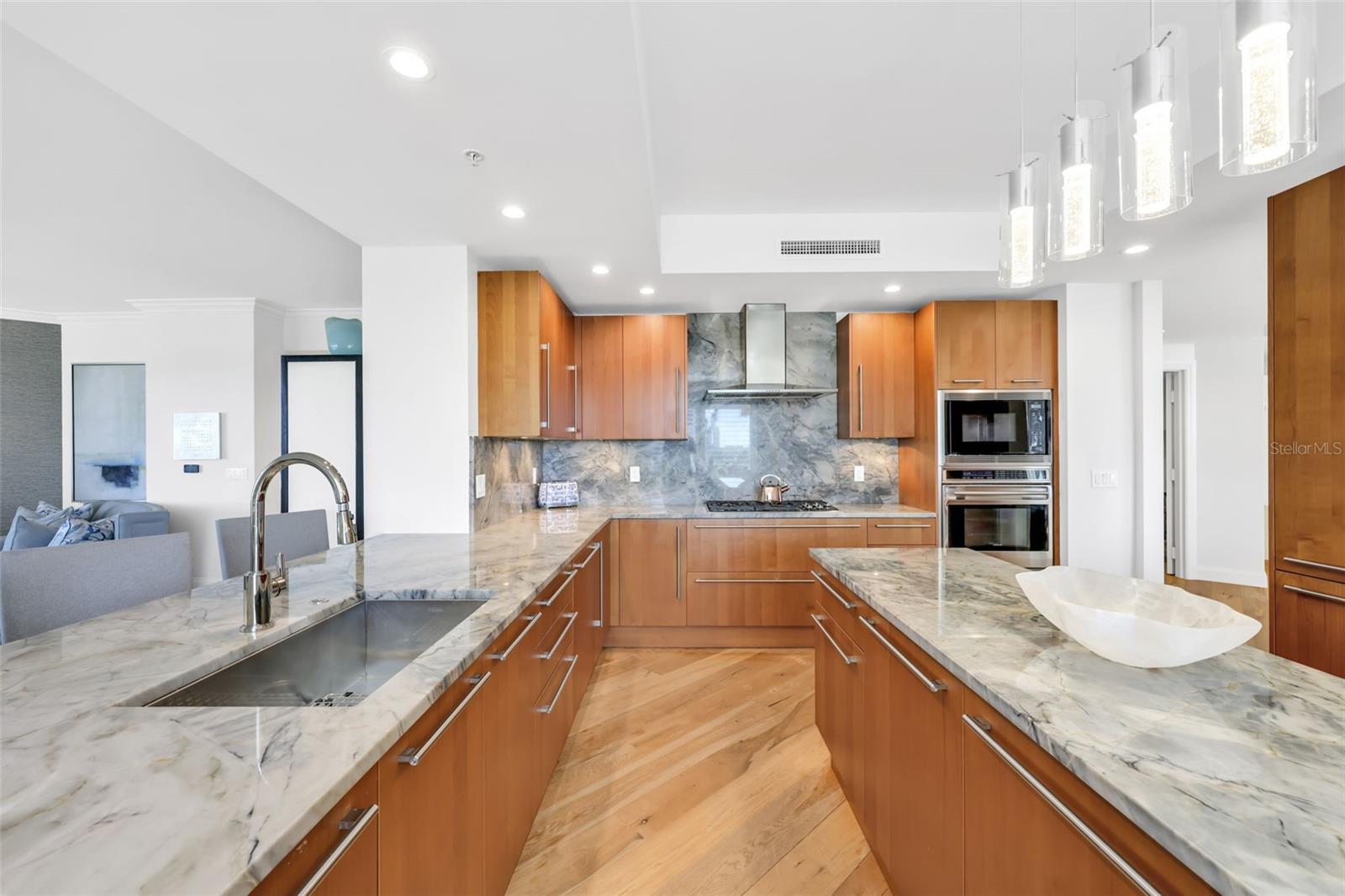 Image 15 of 51 For 13675 Vanderbilt Drive 605