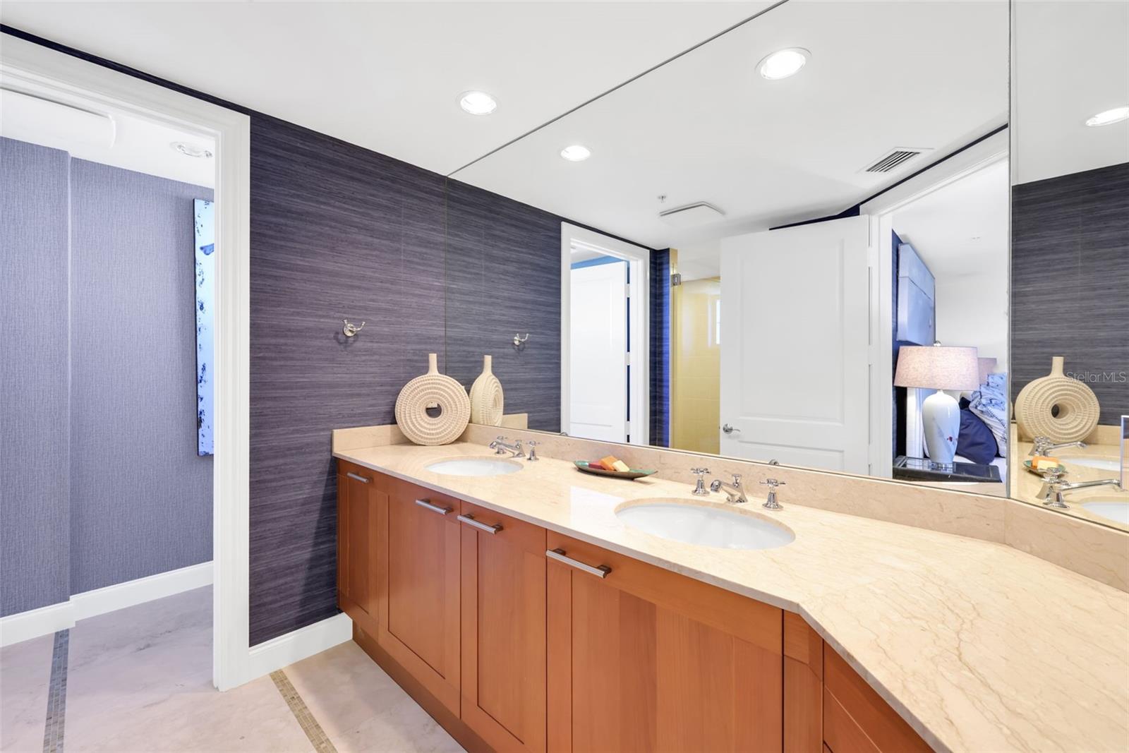 Image 32 of 51 For 13675 Vanderbilt Drive 605