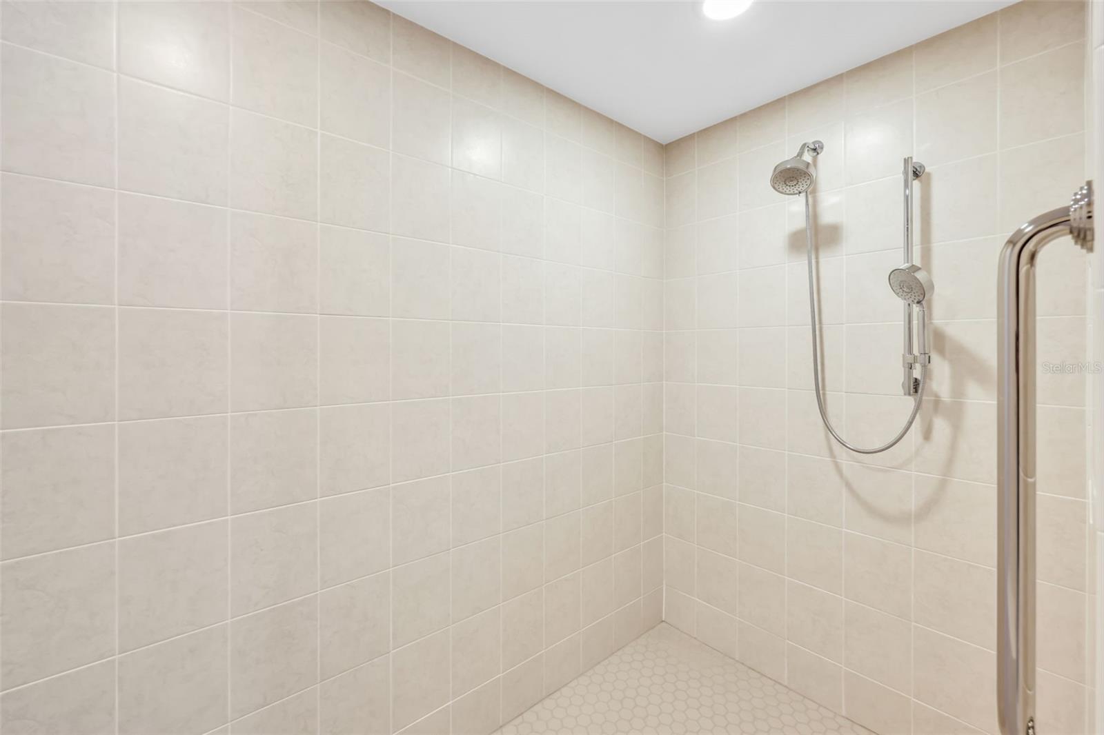 Image 33 of 51 For 13675 Vanderbilt Drive 605