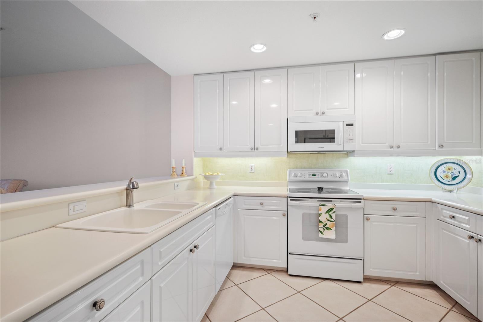 Image 18 of 72 For 242 Hidden Bay Drive 603