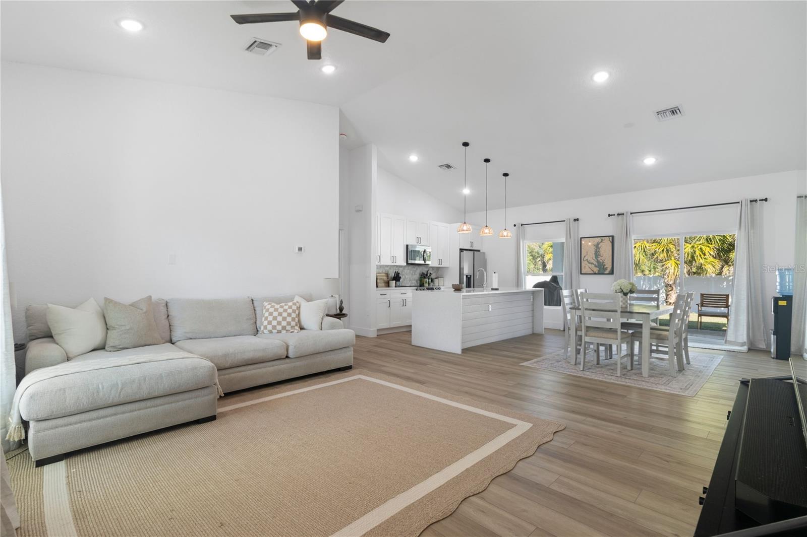 Listing photo id 2 for 19218 Brandon Avenue