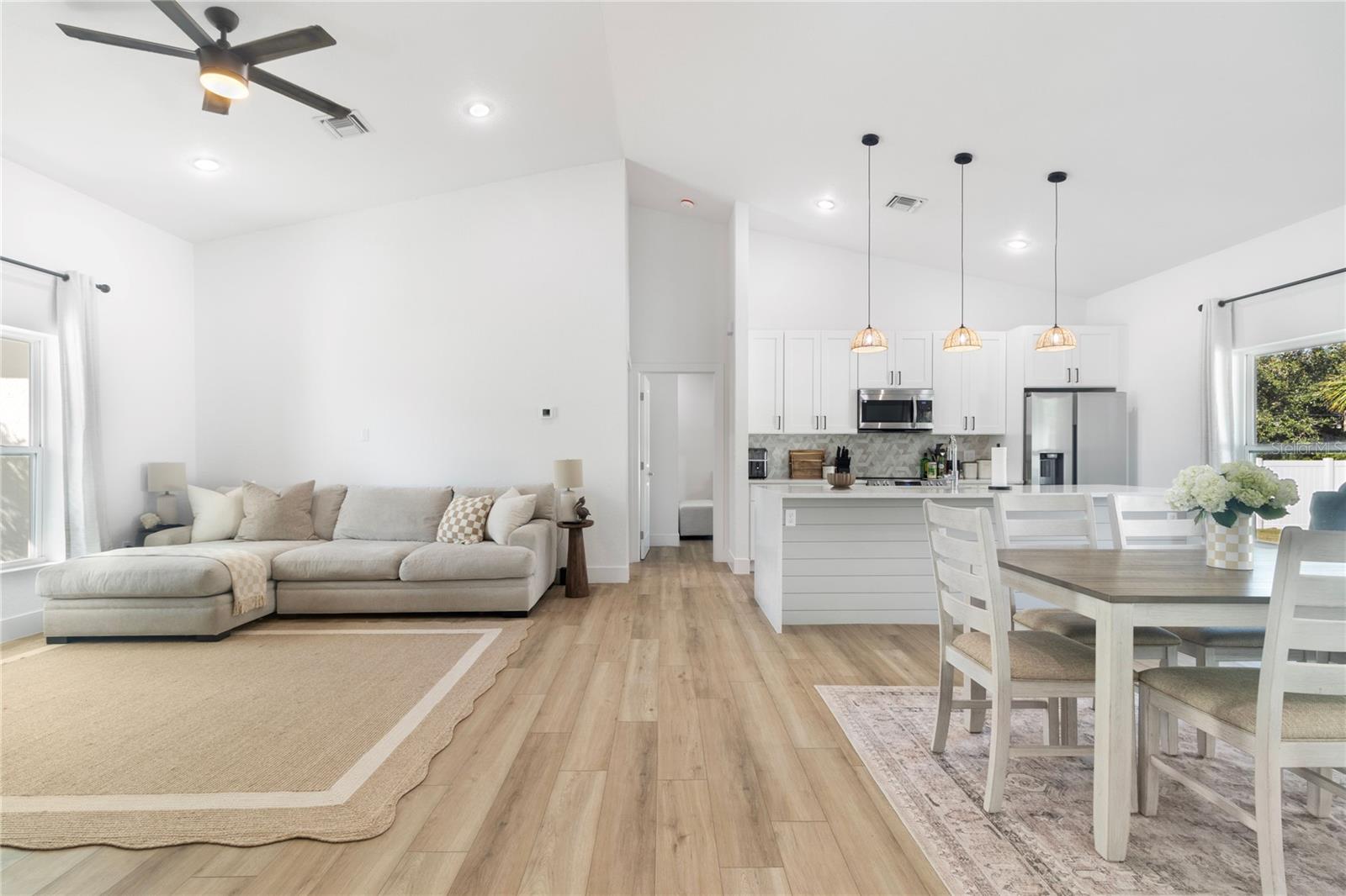 Listing photo id 3 for 19218 Brandon Avenue