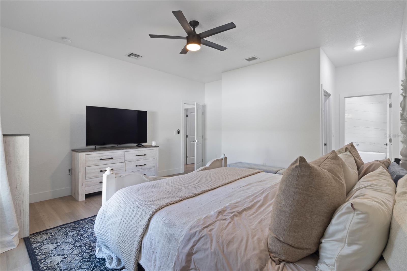 Listing photo id 7 for 19218 Brandon Avenue