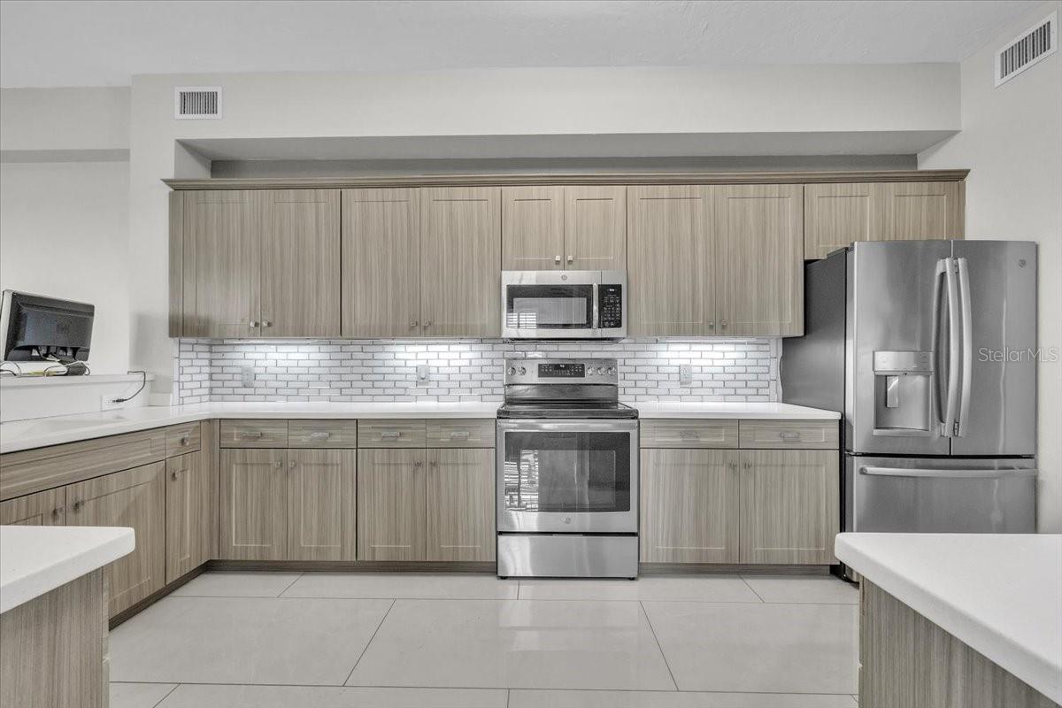 Image 14 of 76 For 129 Breakers Court 121