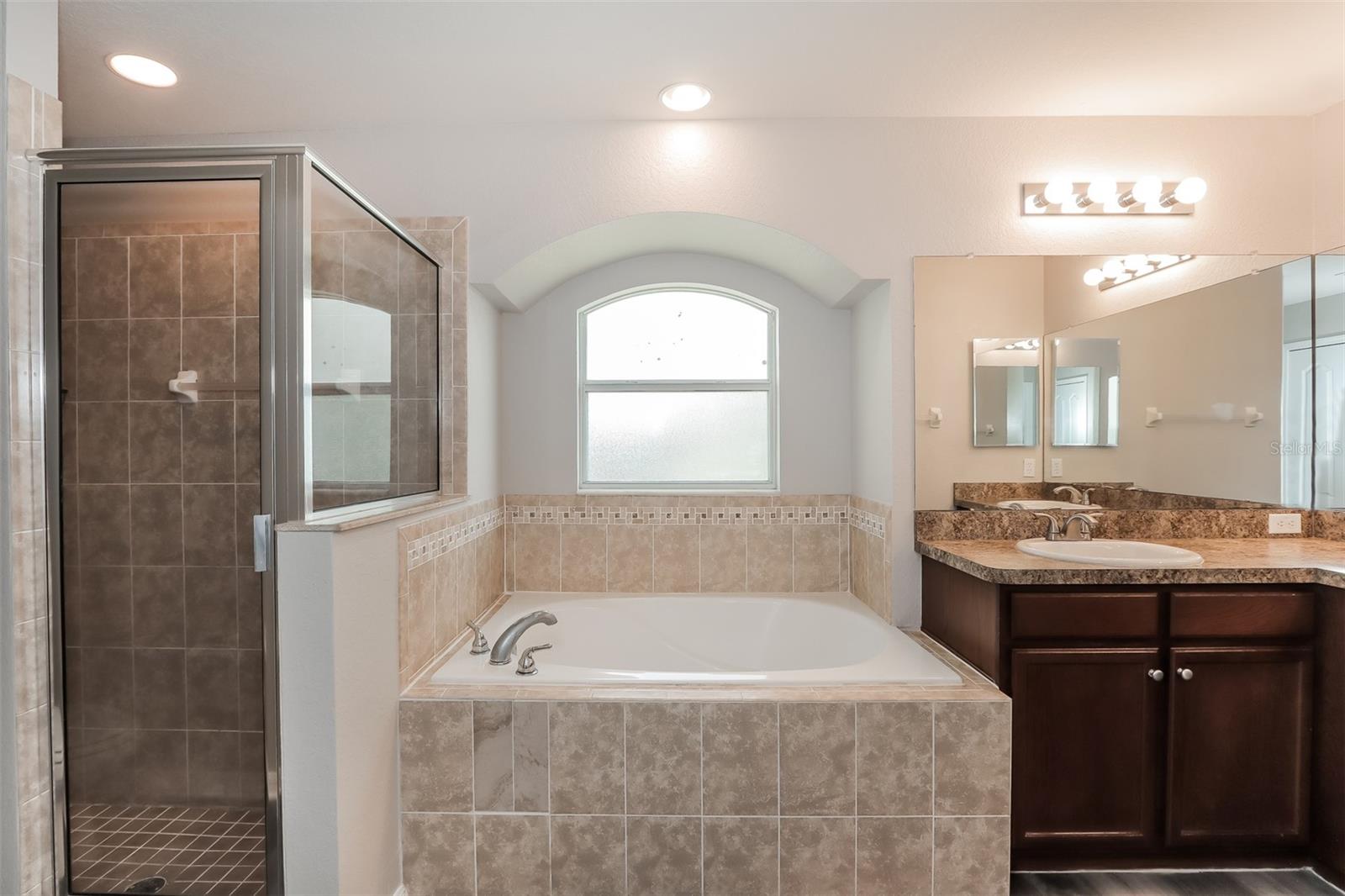 Listing photo id 8 for 6515 Evergreen Park Dr