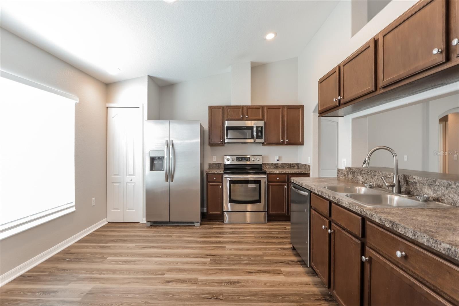 Listing photo id 2 for 6515 Evergreen Park Dr