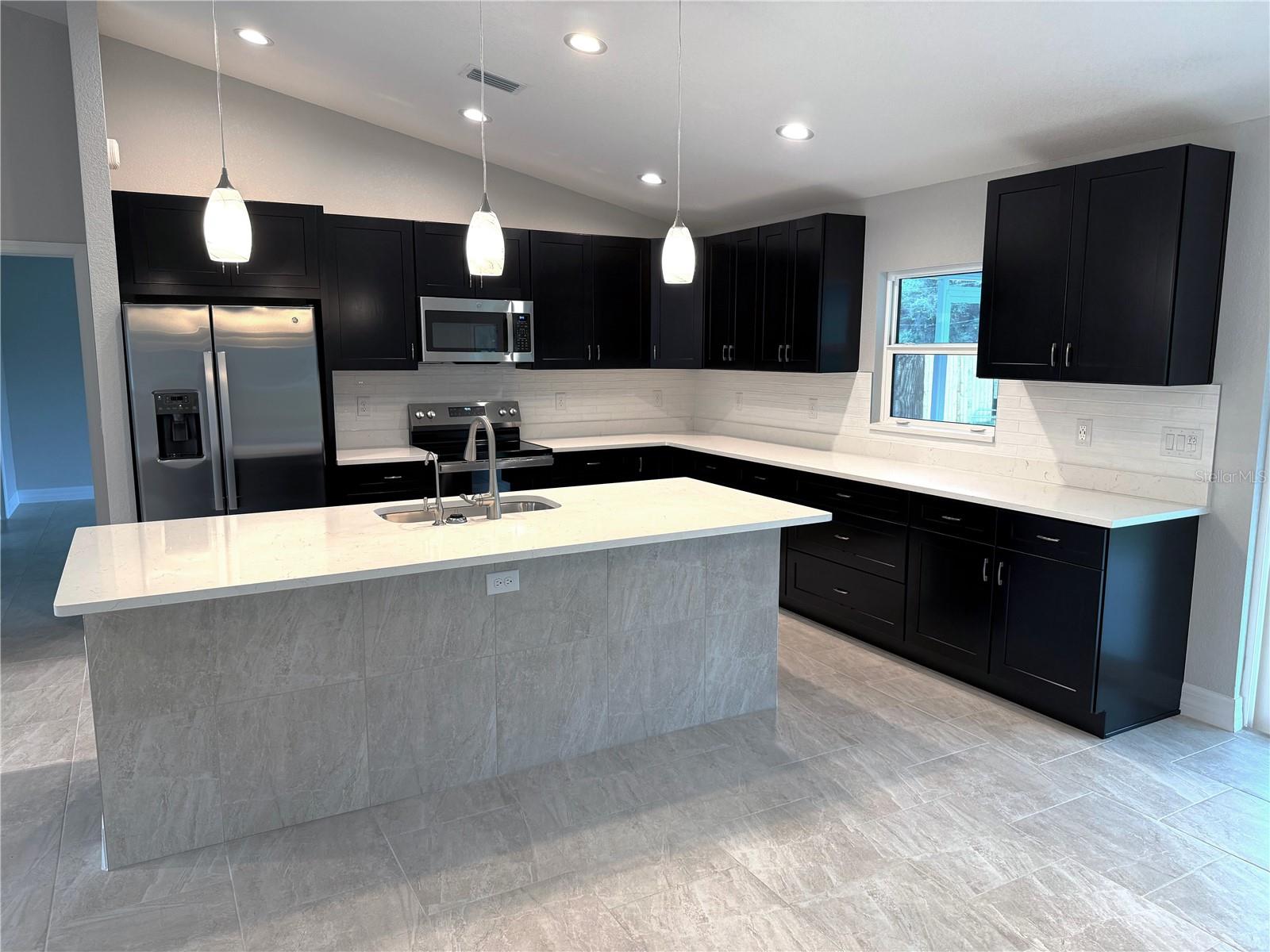 Listing photo id 8 for 1763 New London Street