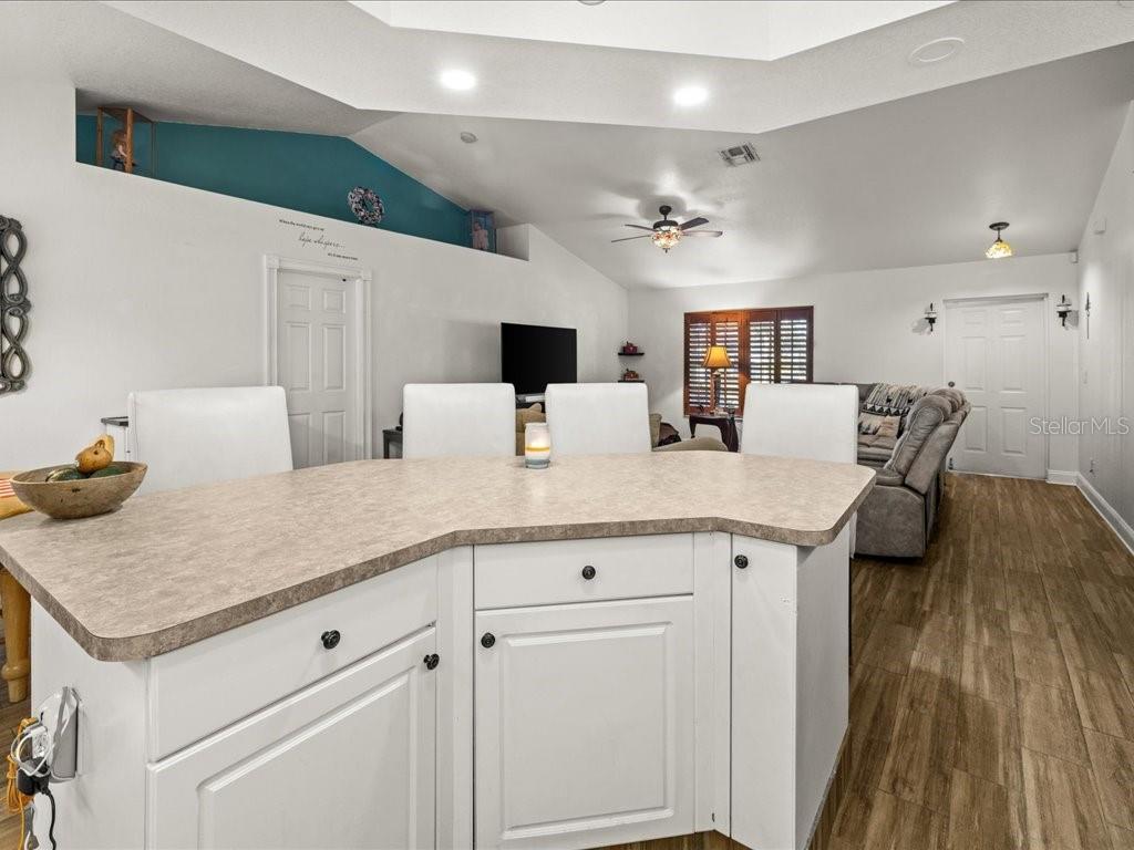 Listing photo id 10 for 1209 25th Place