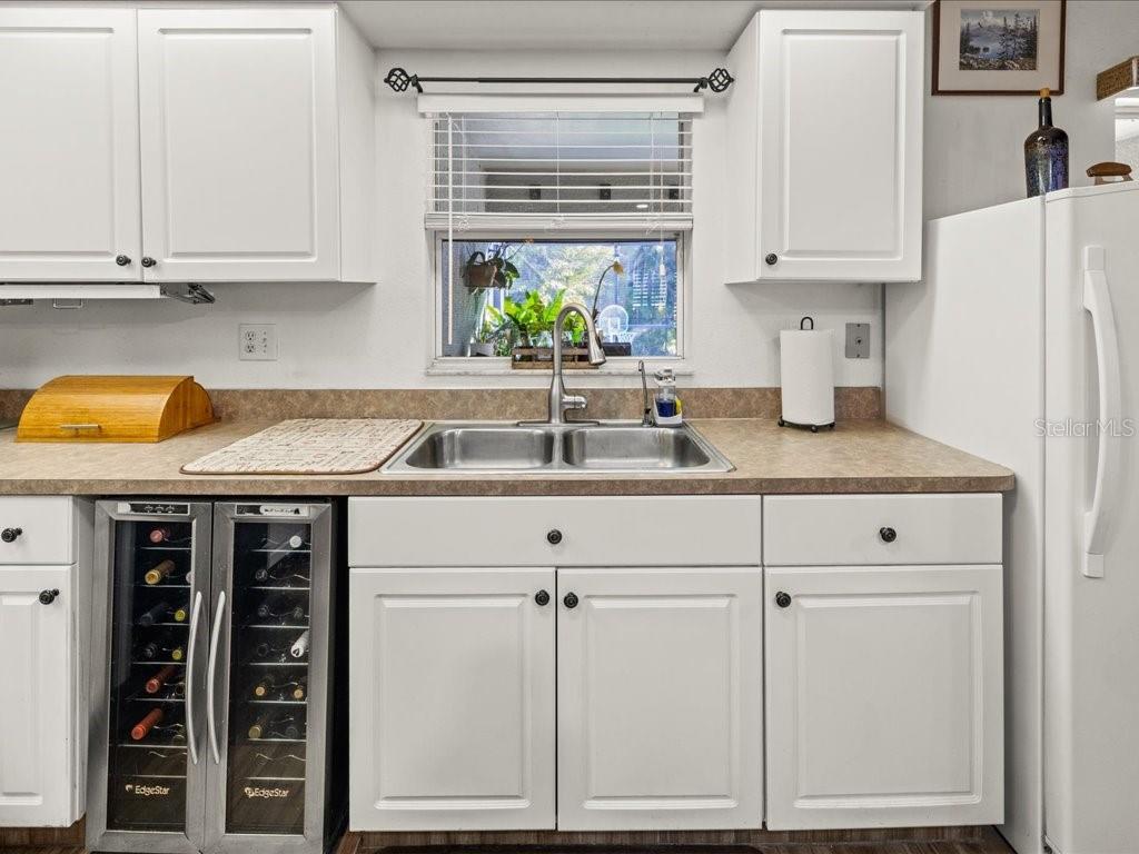 Listing photo id 11 for 1209 25th Place