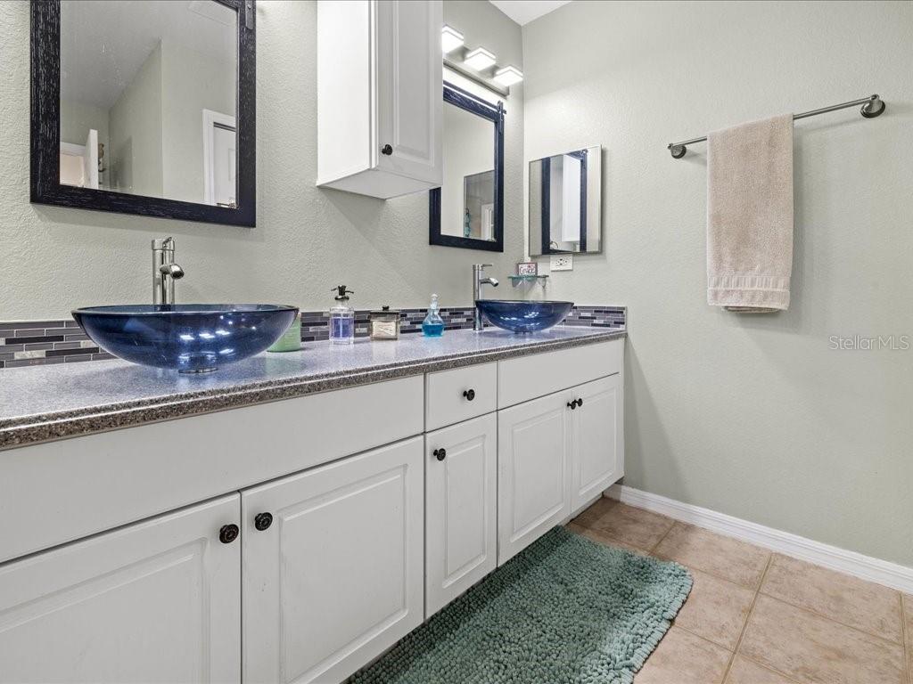 Listing photo id 17 for 1209 25th Place