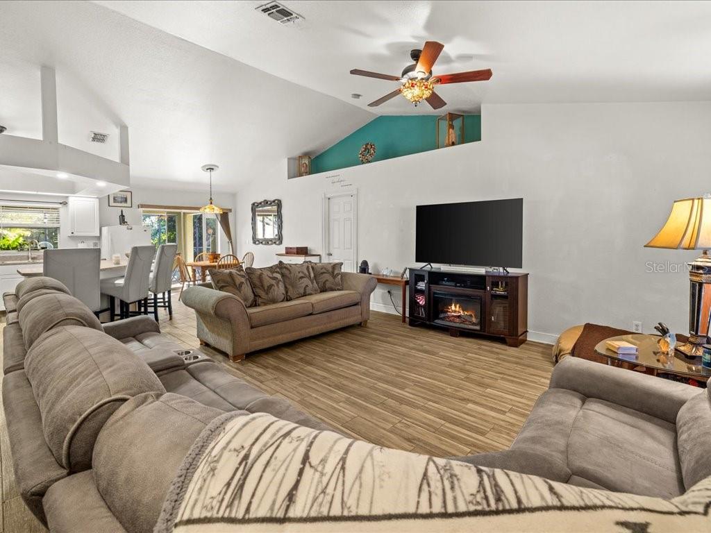 Listing photo id 3 for 1209 25th Place