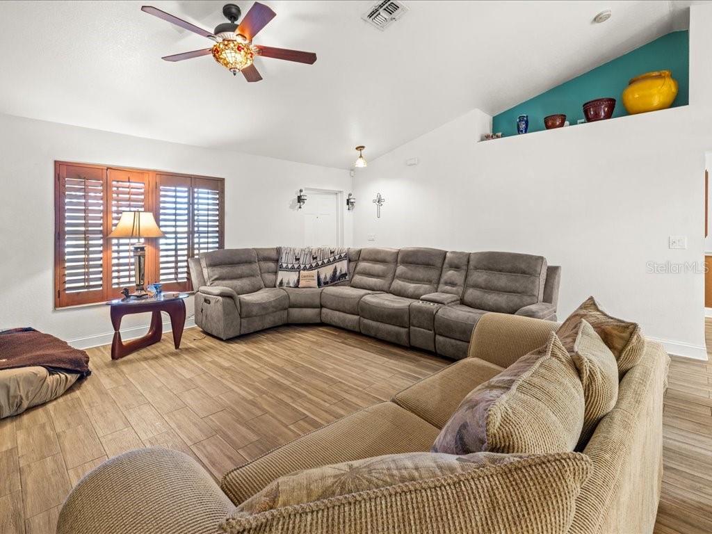 Listing photo id 4 for 1209 25th Place