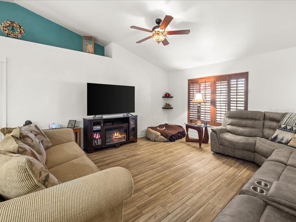 Listing photo id 6 for 1209 25th Place