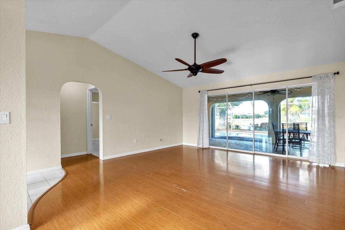 Image 15 of 81 For 272 Broadmoor Lane