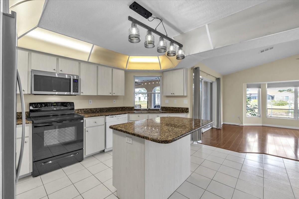 Image 17 of 81 For 272 Broadmoor Lane