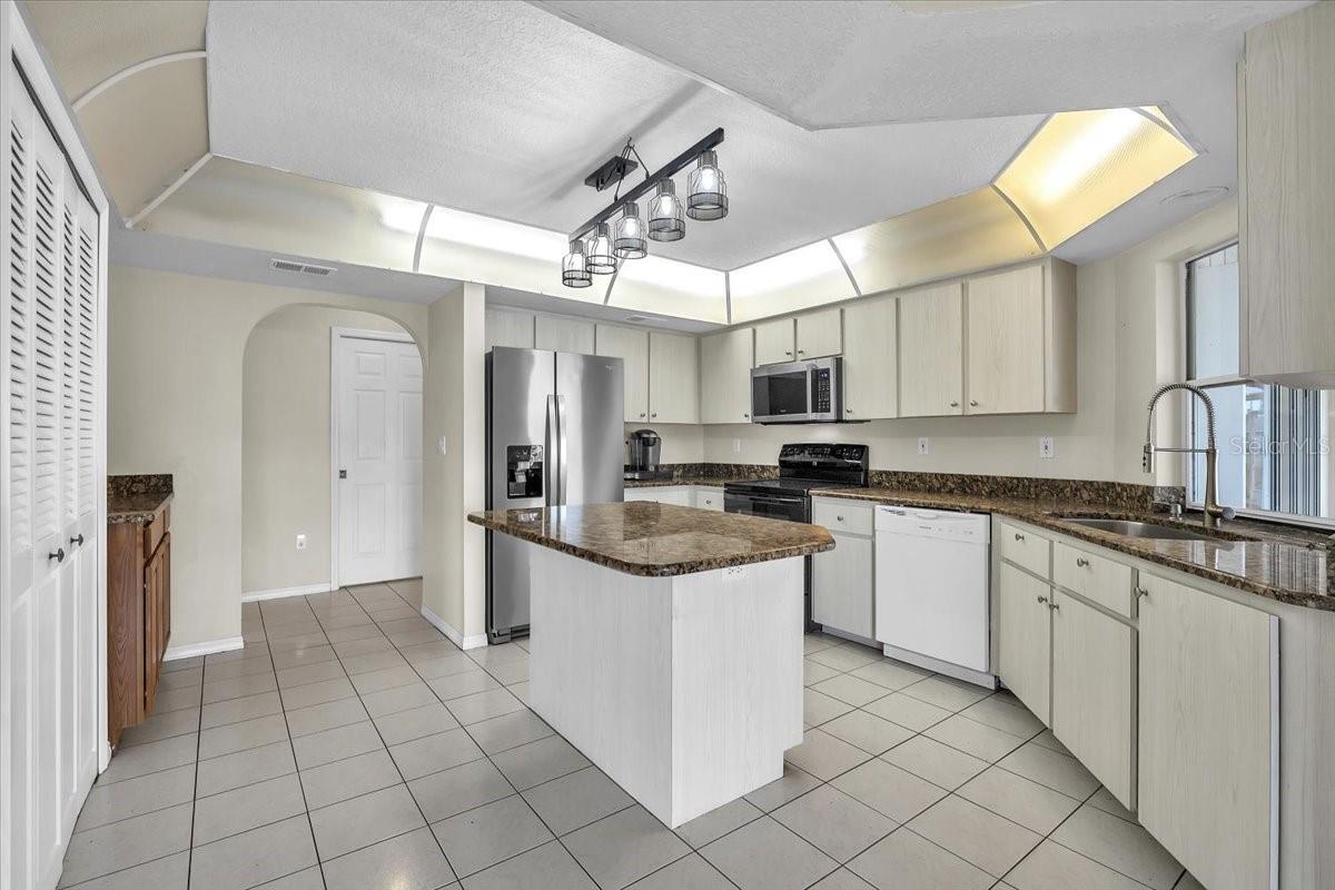 Image 19 of 81 For 272 Broadmoor Lane