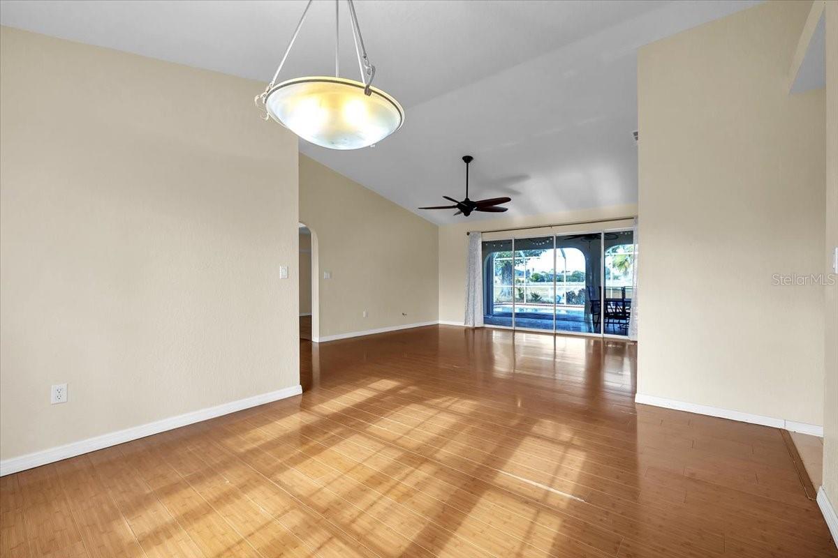 Image 29 of 81 For 272 Broadmoor Lane