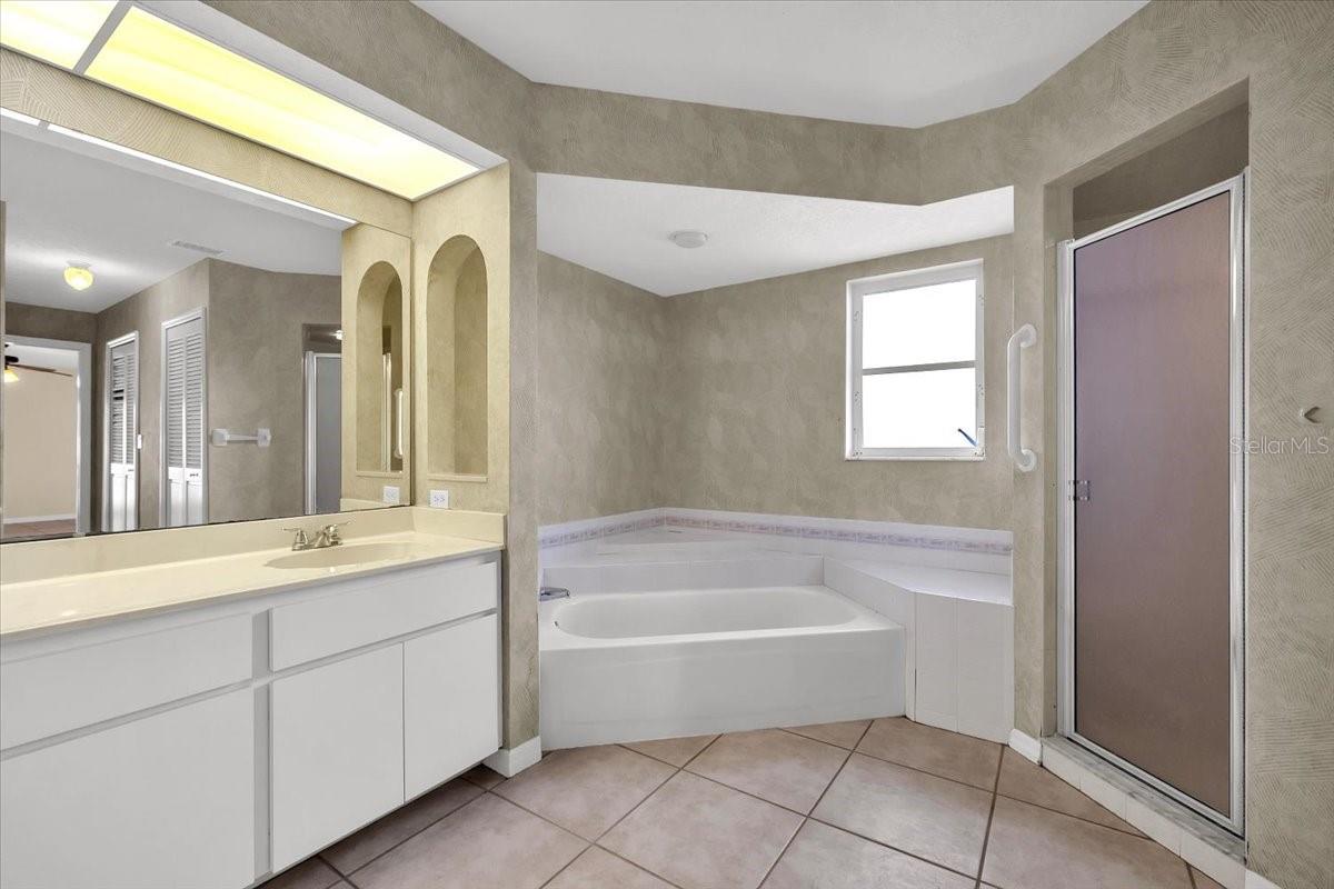 Image 37 of 81 For 272 Broadmoor Lane