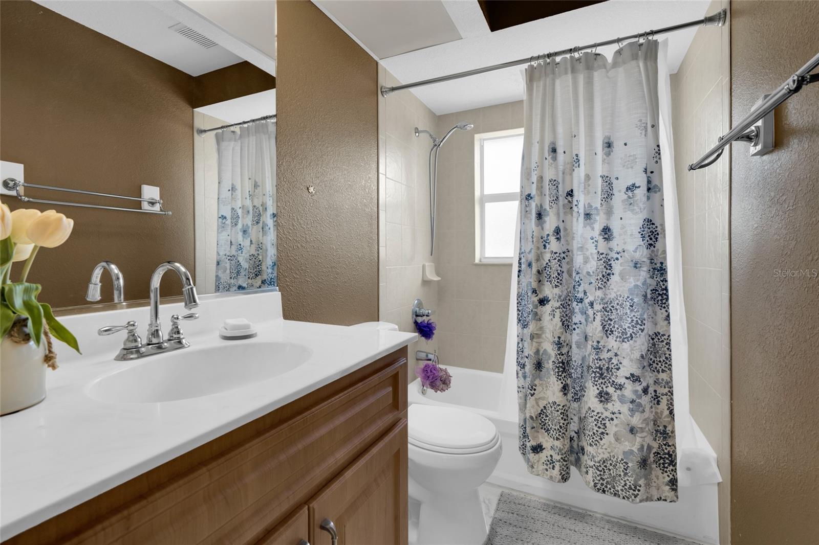 Image 25 of 47 For 16095 Aralia Drive