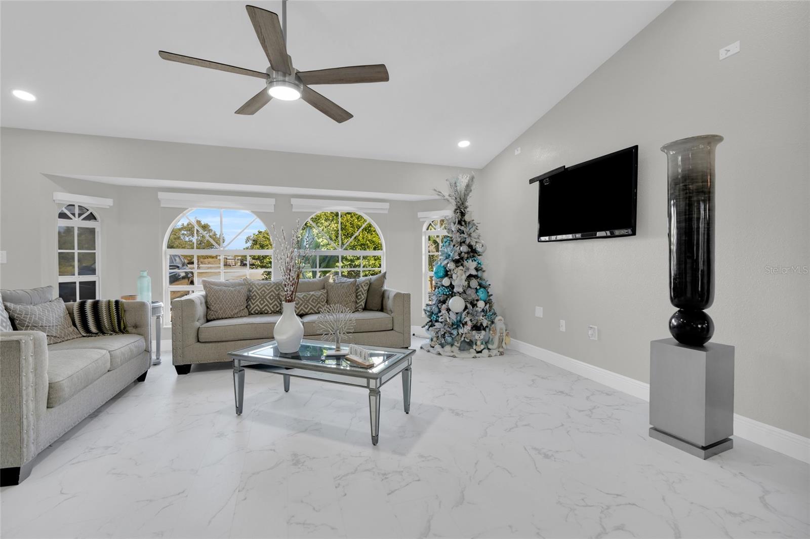 Image 28 of 47 For 16095 Aralia Drive