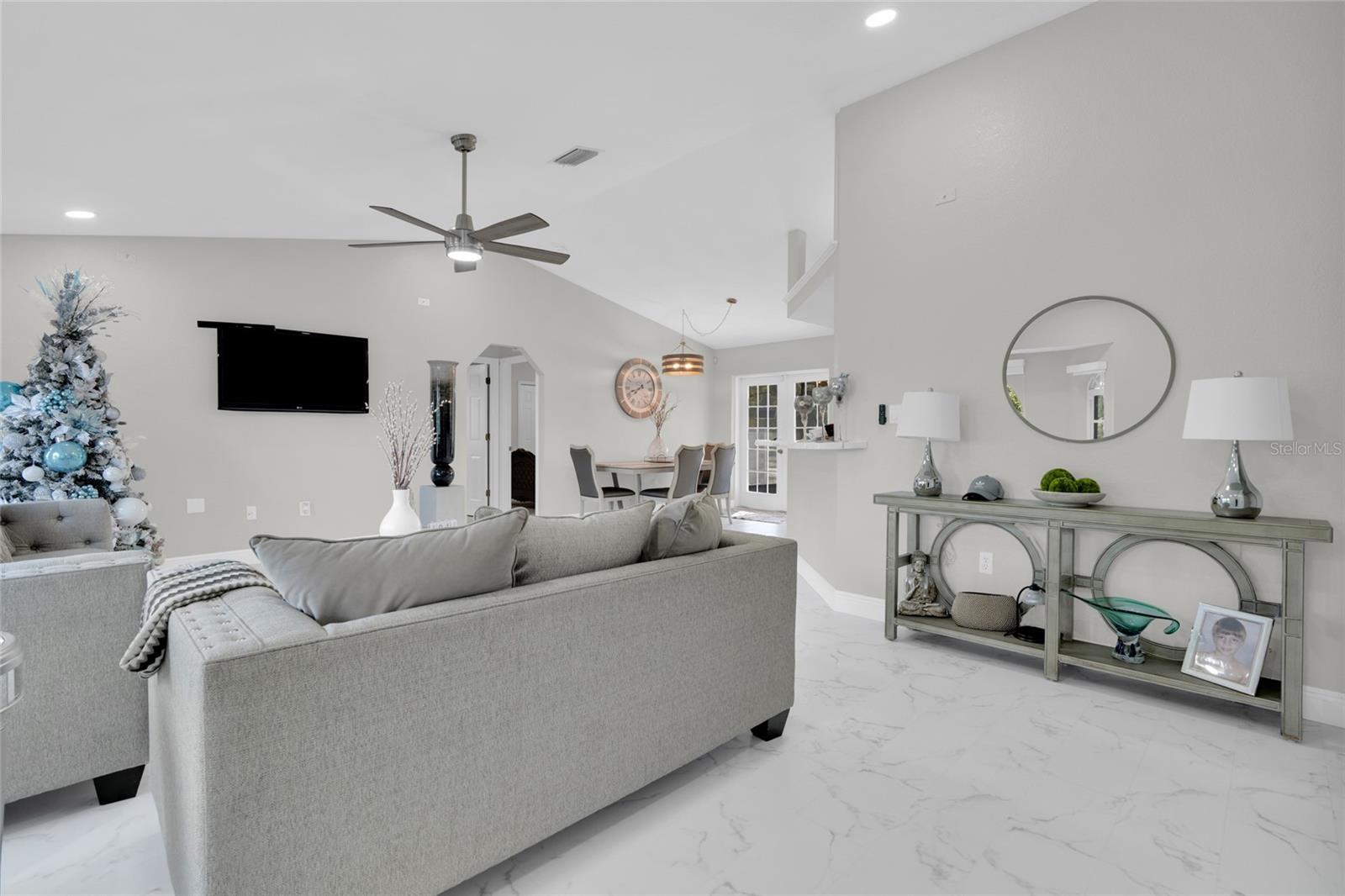 Image 32 of 47 For 16095 Aralia Drive