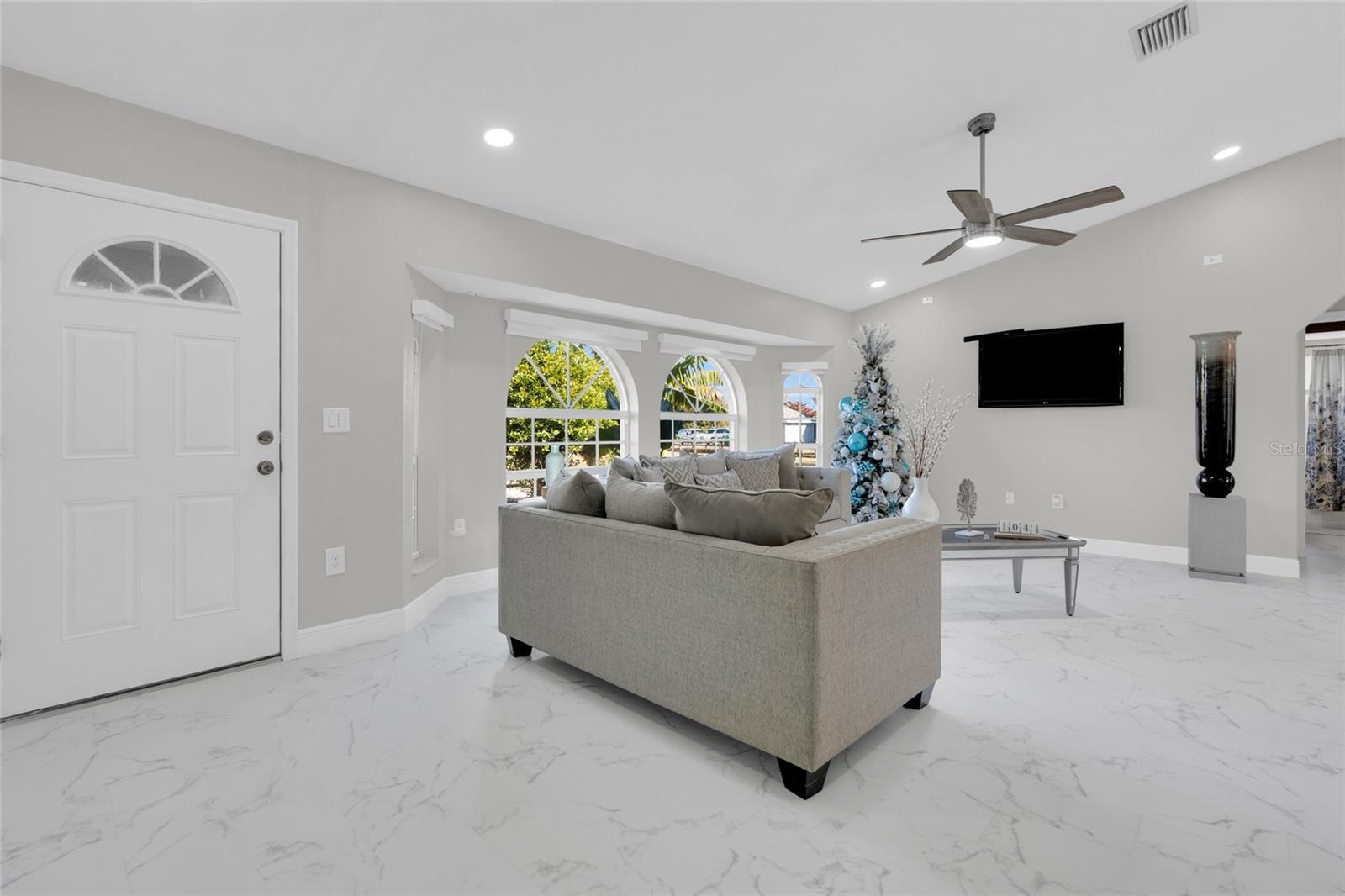 Image 36 of 47 For 16095 Aralia Drive